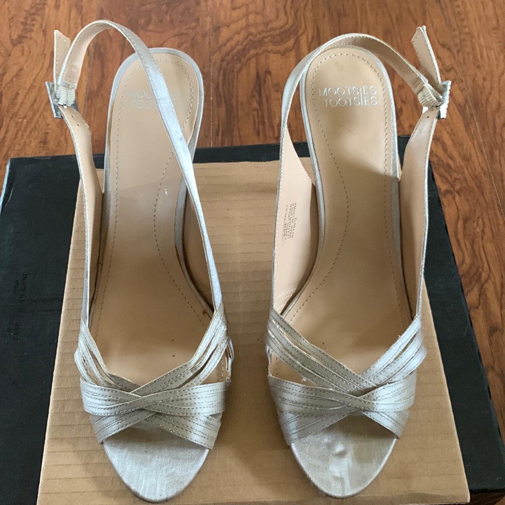 Mootsies Tootsies sling back heels in satin size 9.5